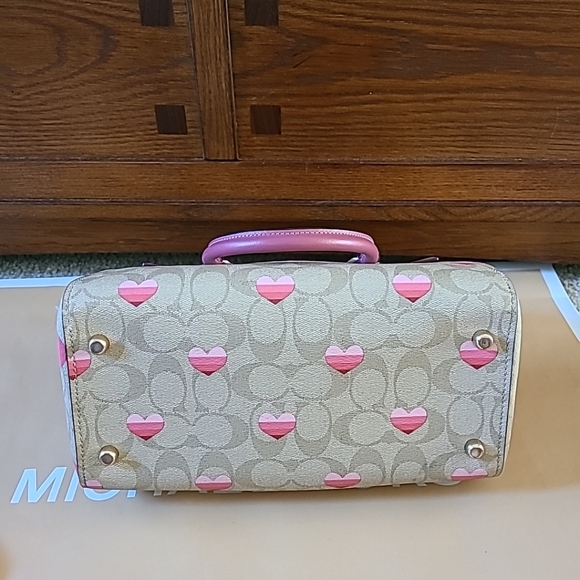 Coach Heart  Printed Crossbody Bag /Handbag and Heart Printed  Wrist Zip - Picture 8 of 12